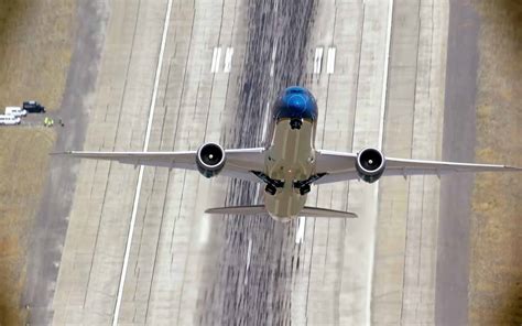 Boeing 787-9 Dreamliner Impressive Take Off