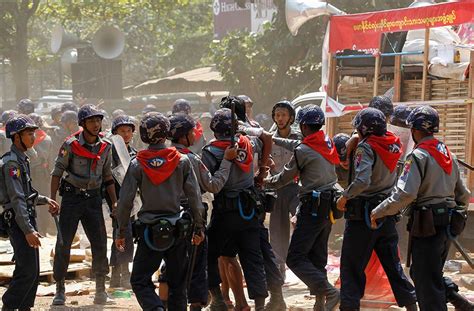 CAPTAIN TAREK DREAM: Exclusive In Photos : Myanmar police beat students in protest crackdown