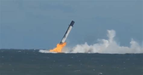 O rachetă Falcon 9 de la SpaceX, folosită pentru lansarea de sateliți ...