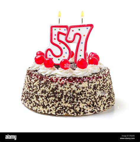 Torta di compleanno con candela che brucia numero 57 Foto stock - Alamy