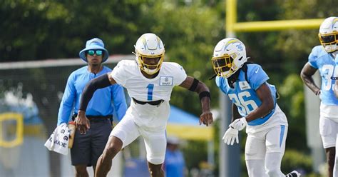 Chargers' defense pushes to match quality of star-studded offense - Los ...