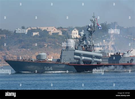 Rakete Boot "Ivanovets" der russischen Schwarzmeerflotte Patrouillen Sewastopoler Bucht in der ...