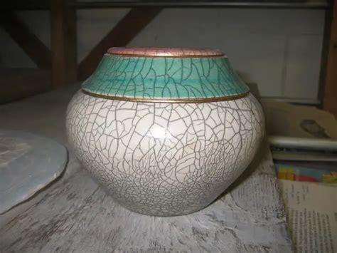 What Is The Best Crackle Spray Paint? - Spinning Pots