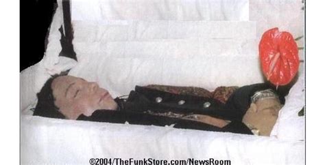 MyndBlow: 23 Photos Of Celebrity Open Casket Funerals That Will Shock You