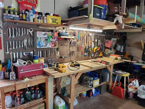 Simple workbench with extensive wall storage - Homedit