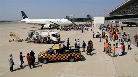 Pakistan begins process for outsourcing airport operations – DW – 03/30 ...