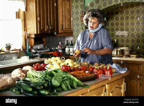 LAINIE KAZAN, MY BIG FAT GREEK WEDDING, 2002 Stock Photo - Alamy