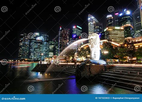 View of Night Central Singapore Cityscape. Merlion Lion Fountain Sculpture with Financial Tower ...