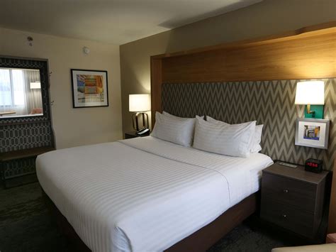 Holiday Inn & Suites Chicago North Shore (Skokie) | Skokie, IL Hotels