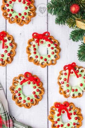 Pretzel Wreaths for Christmas!