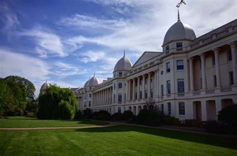 12 Exceptional Business Schools in London - A Guide for Future Students