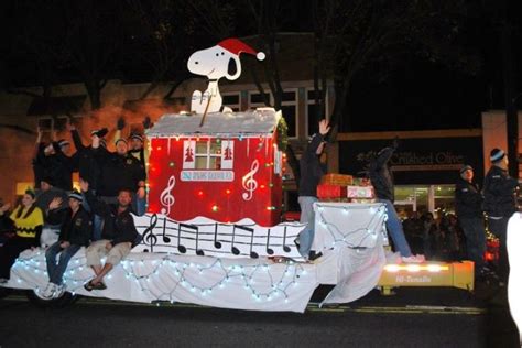 Snoopys house-Charlie Brown Christmas | Christmas parade floats ...