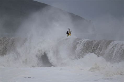 Windsurfing big wave