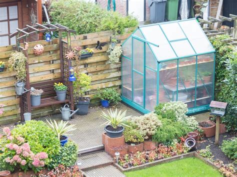 Mini Greenhouse Gardening - How To Use A Mini Greenhouse