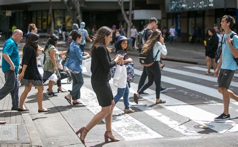 Reading This While Walking? In Honolulu, It Could Cost You - The New York Times