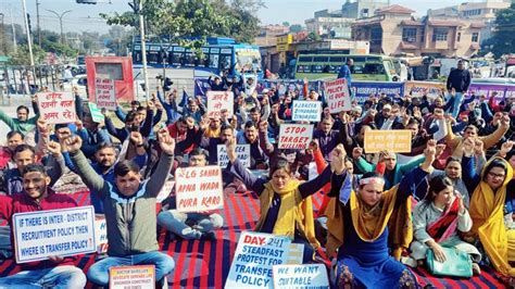 Jammu: Kashmiri Pandit employees suspend their protest after 310 days ...