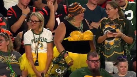 Kevin Harlan could not believe Packers fan was wearing a cheese bra