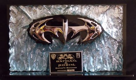 THE ICONS AUTHENTIC REPLICAS MUSEUM: Icons Batman's Batarang