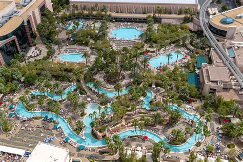 Hotels With Lazy Rivers: Waterparks and Pools for Adults