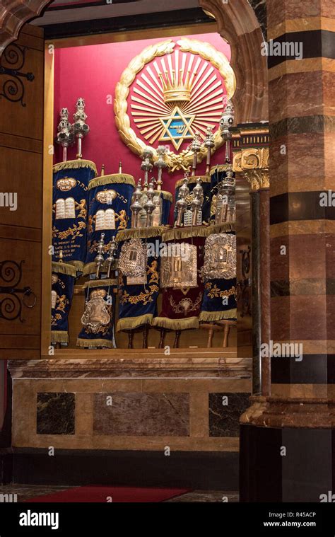 Synagogue torah ark uk hi-res stock photography and images - Alamy