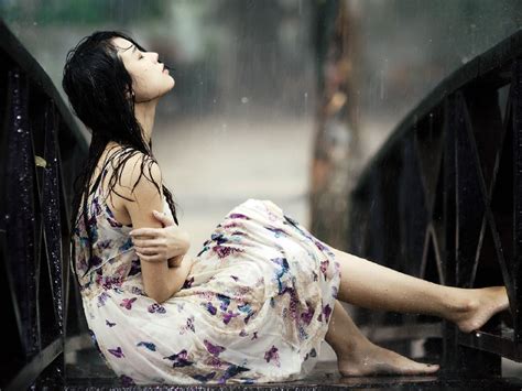 Sad Girl In Rain Wallpaper - Sad Girl In Rain (#763934) - HD Wallpaper & Backgrounds Download