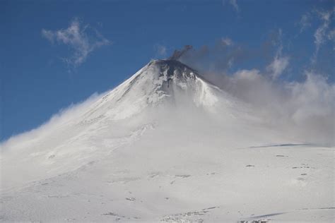 Aleutian island volcano again sends ash cloud nearly 5 miles high ...