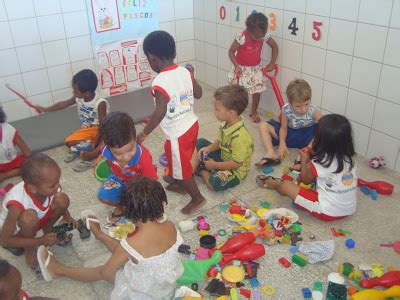 crianças brincando na escola