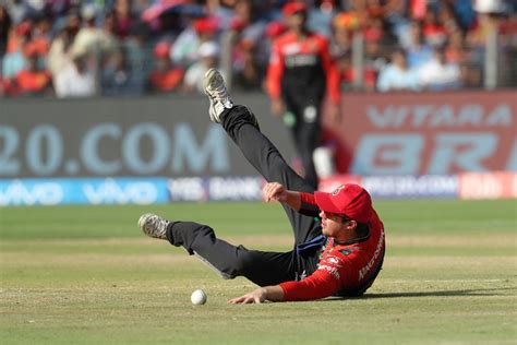 Travis Head embraces the floor while fielding | ESPNcricinfo.com