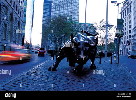 A bull statue of Wall street in Manhattan Stock Photo - Alamy