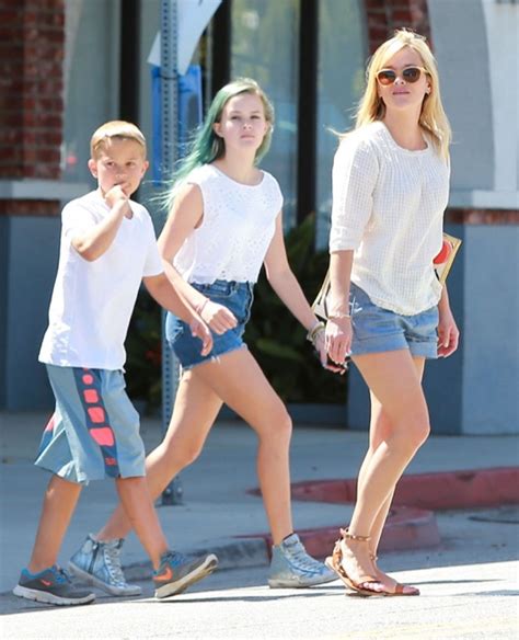 Reese Witherspoon & Kids Getting Lunch In Brentwodo | Celeb Baby Laundry