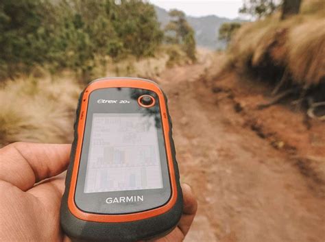 8 Best Handheld GPS Devices for Hiking (2022 Buying Guide)
