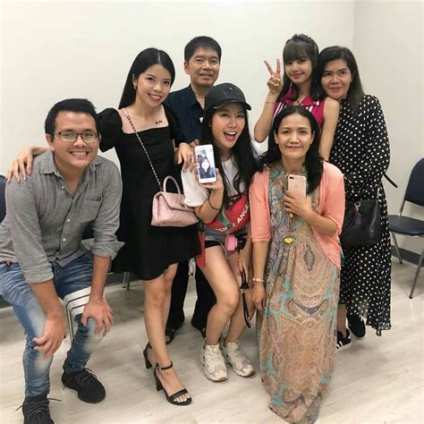 190713 - Lisa with her family, friends and blink backstage after concert Bangkok world tour