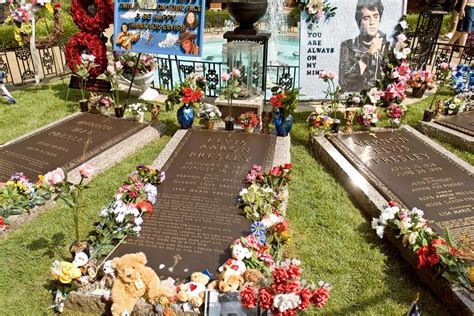 Lisa Marie Presley to Be Laid to Rest at Graceland Next to 'Beloved' Son Benjamin