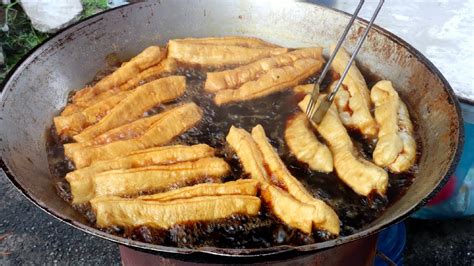 Crunchy and Delicious Youtiao/Cakoi! [Malaysia Street Food] - YouTube