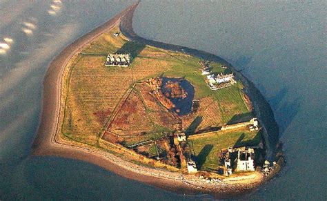 Piel Island: Search for licensee to run 300-year-old pub - BBC News