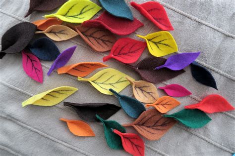 Felt leaves Autumn wreath + FREE printable | mamaisdreaming.blogspot.co.uk