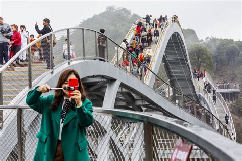 Ruyi Bridge in Taizhou, Zhejiang, China | Check Out the Bending Ruyi Bridge in China | POPSUGAR ...