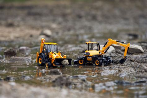 JCB Britains Farm Tomy Toys- Backhoe Loader - 1:32 JCB 3CX Digger- Collectable Tractor Toy- 1:32 ...