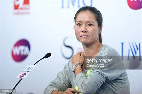 60 Li Na Announces Her Retirement Due To Knee Injuries Stock Photos ...