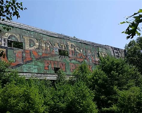 Old Great Escape Theme Park Sign. Lake George, NY [OC] 1350x1080 : AbandonedPorn