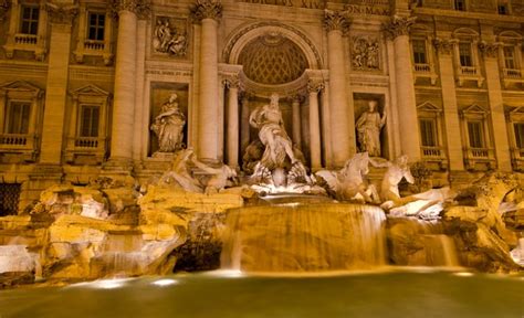 ⭐ Trevi Fountain at NIGHT & LIT UP: Hours, Pictures