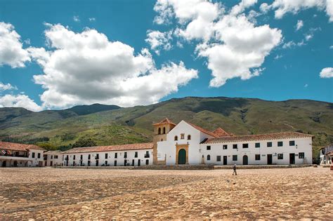 Plaza_Central_o_Plaza_Principal—_Villa_de_Leyva,_Boyacá,_Colombia - Viajar por Colombia