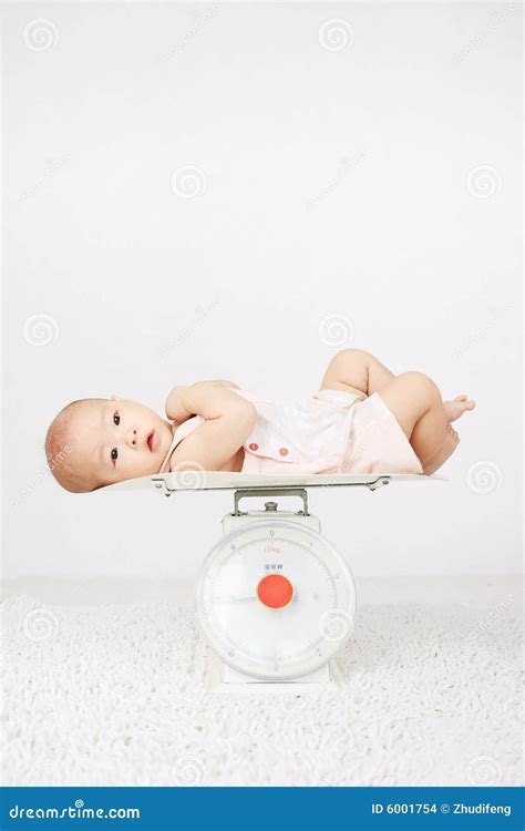 Baby On On Weighing Scale Stock Images - Image: 6001754