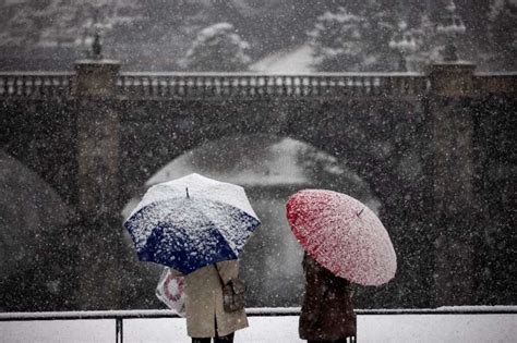 Rare snow in Tokyo blankets shrines, cancels flights