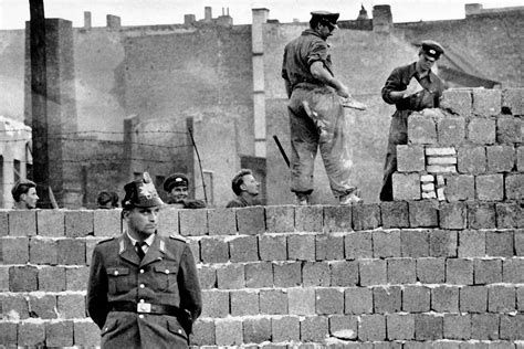 Le foto più emozionanti della caduta del muro di Berlino