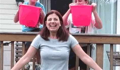 YouTube: presentadora causa revuelo por salir casi desnuda haciendo el Ice Bucket Challenge ...