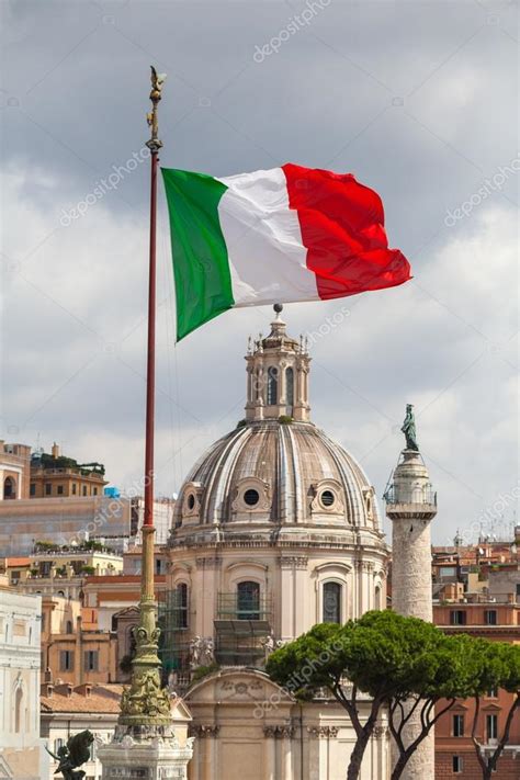 Drapeau italien et paysage urbain de Rome image libre de droit par ...