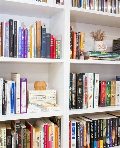 27 Bookshelf Organization Ideas with Appearance in Mind