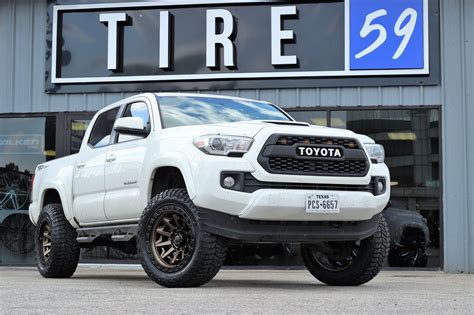 Toyota Tacoma White Fuel Off-Road Covert D696 Wheel | Wheel Front