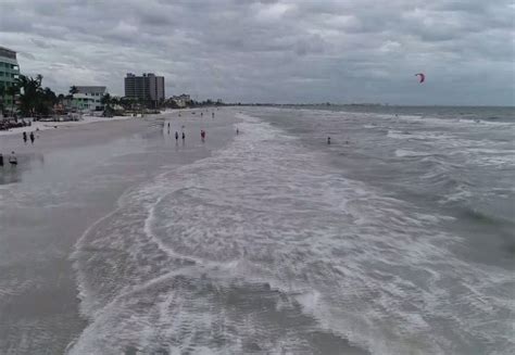 Weather conditions attracting some to Fort Myers Beach - WINK News